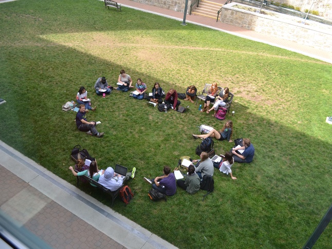 Students gathered for an Honors seminar discussion outside